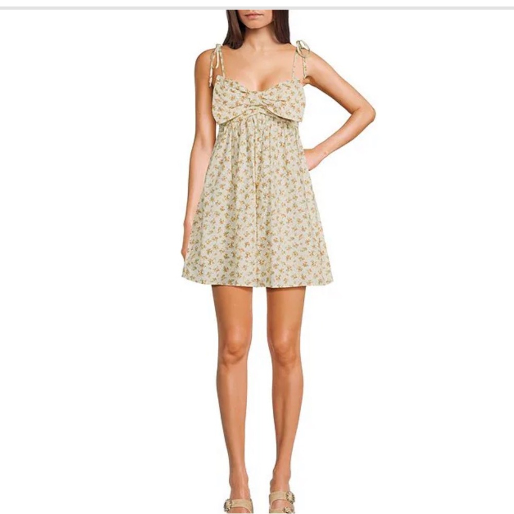 Chic Floral Mini Dress in Cream